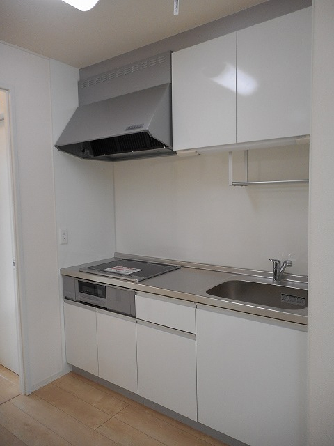 収納力抜群のキッチン！カラーはホワイトです。