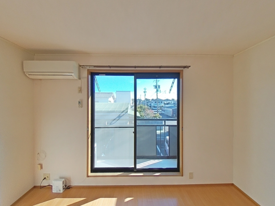 自然光が差し込む広々リビング。