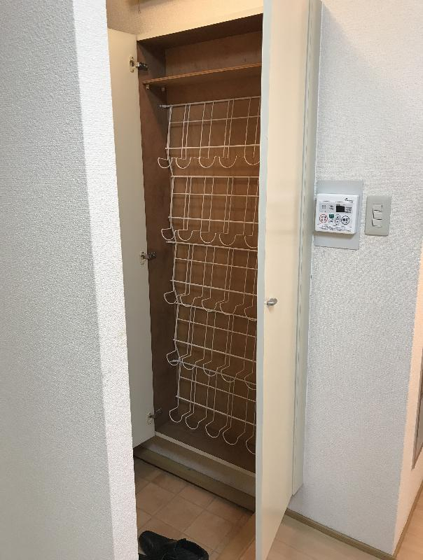 玄関収納付きです。