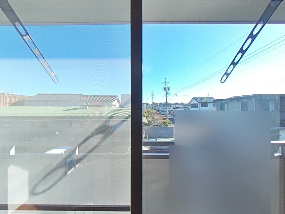 自然光が差し込む明るい洋室。