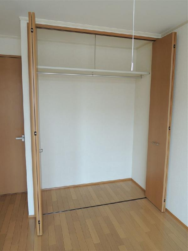 洋室東　収納　102.202