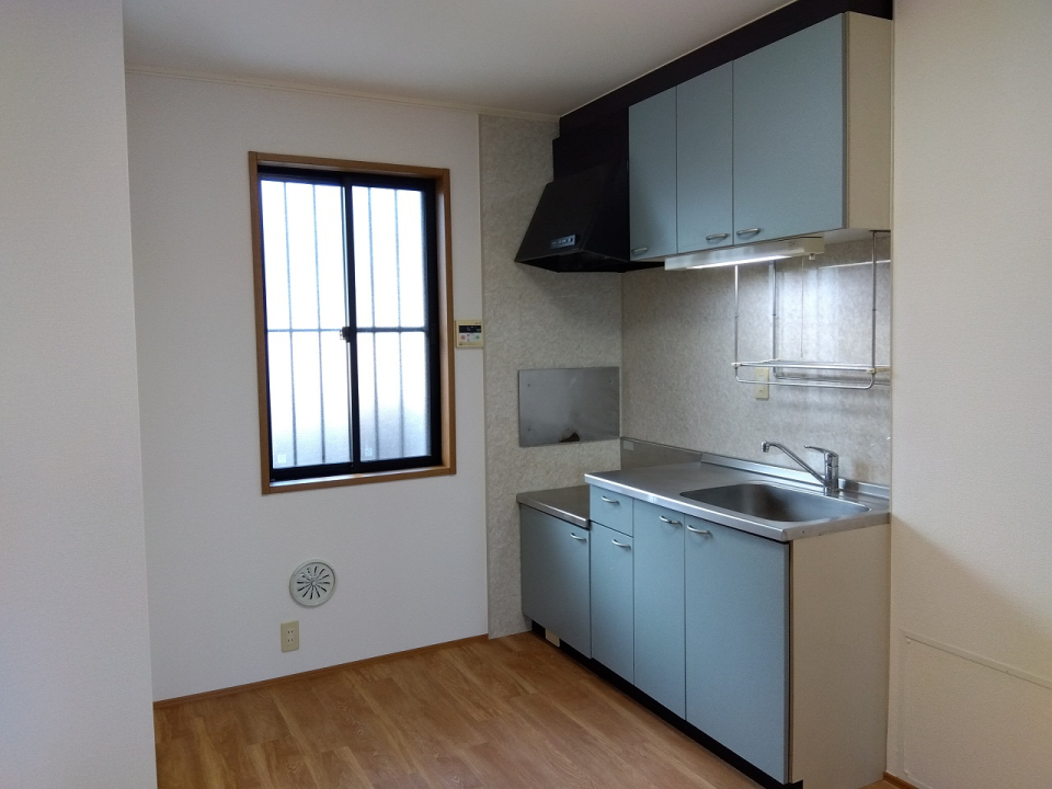 他の同型の部屋の写真です。キッチン色・形状は現状有姿。