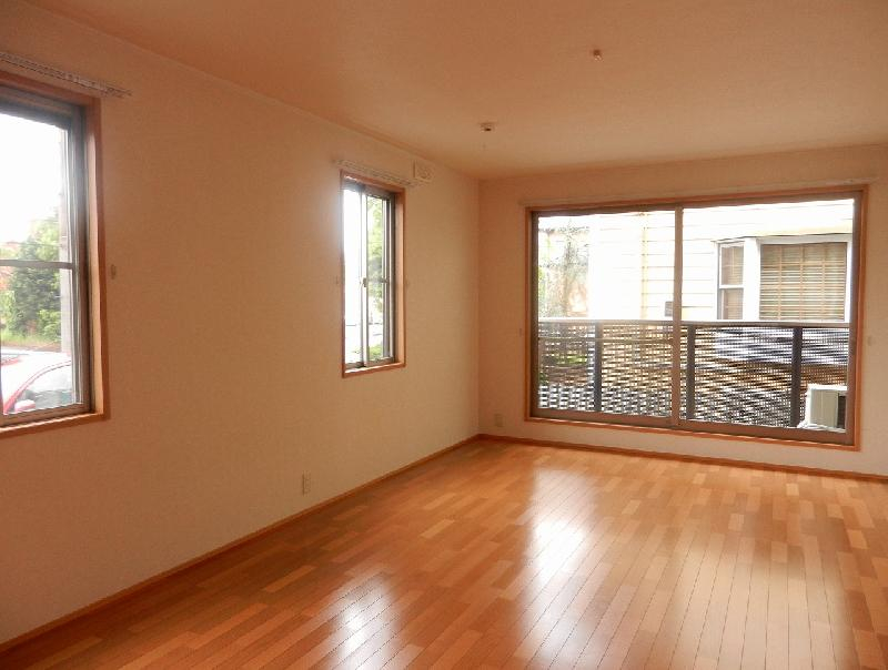 102、202は小窓なしです。写真は103号室