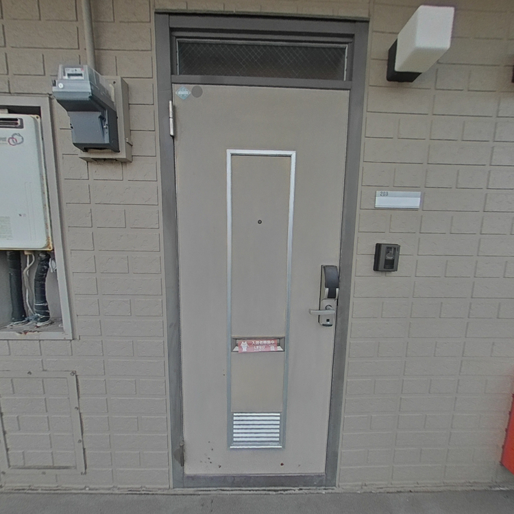 レトアイワザキの玄関