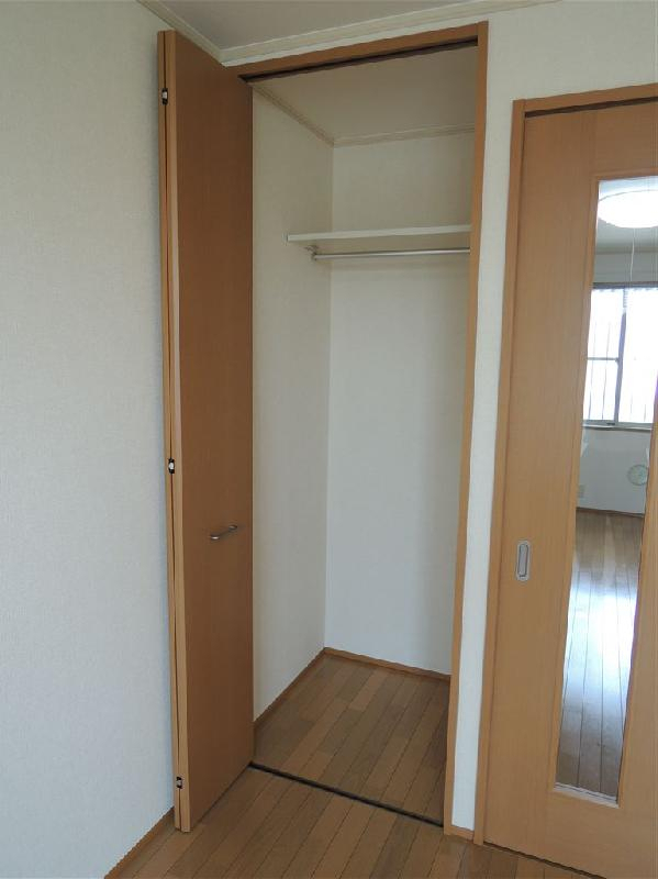洋室西　収納　102.202