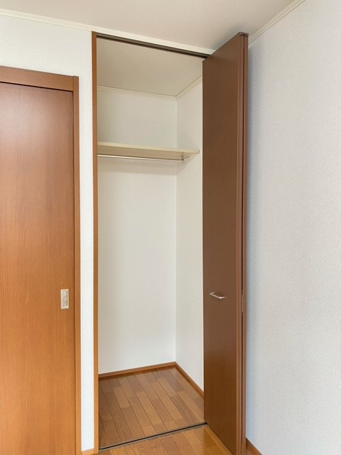 洋間：クローゼット