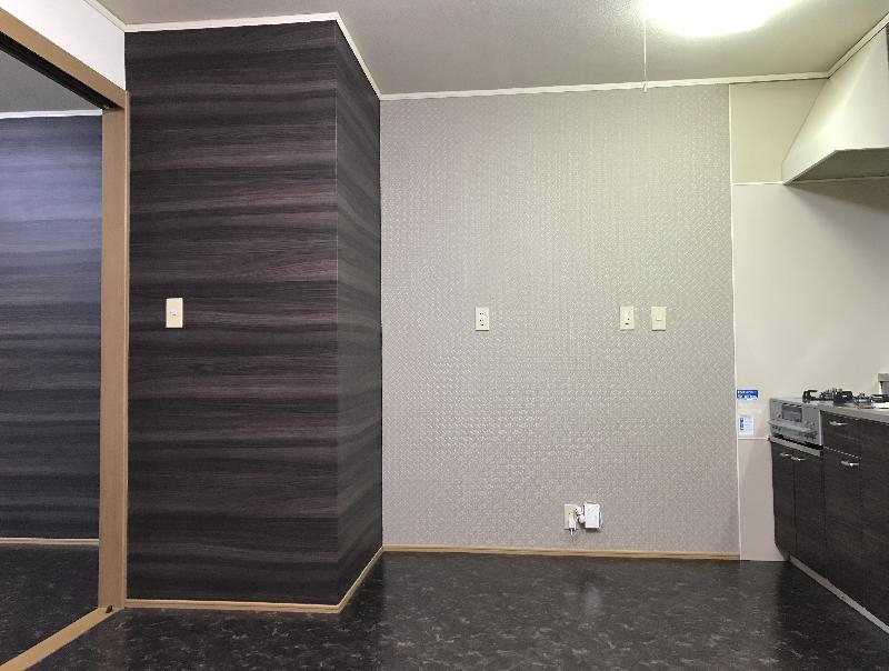 ★ダークオーク木目とベージュ柄のアクセントクロス