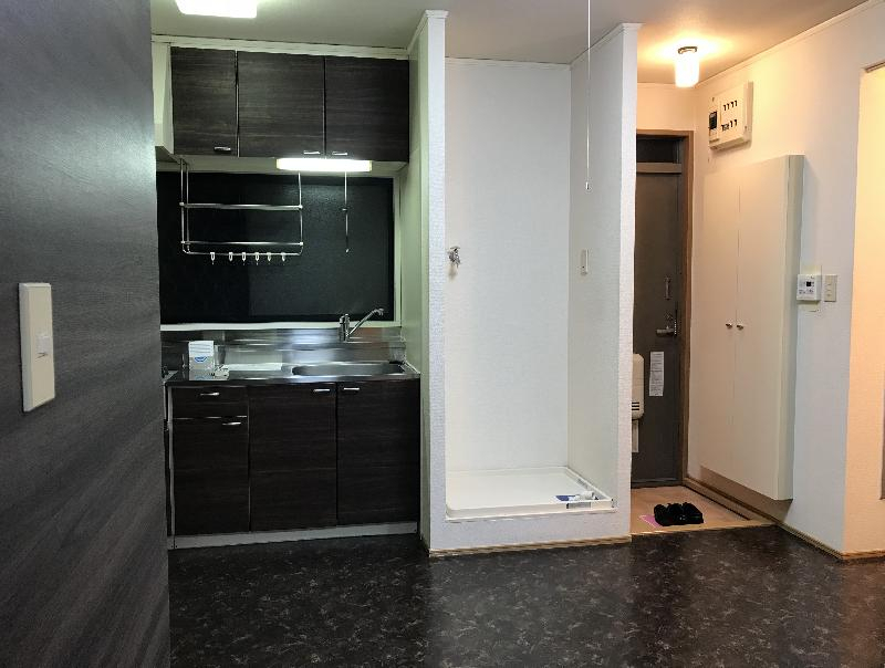 ★ダークオーク木目とベージュ柄のアクセントクロス