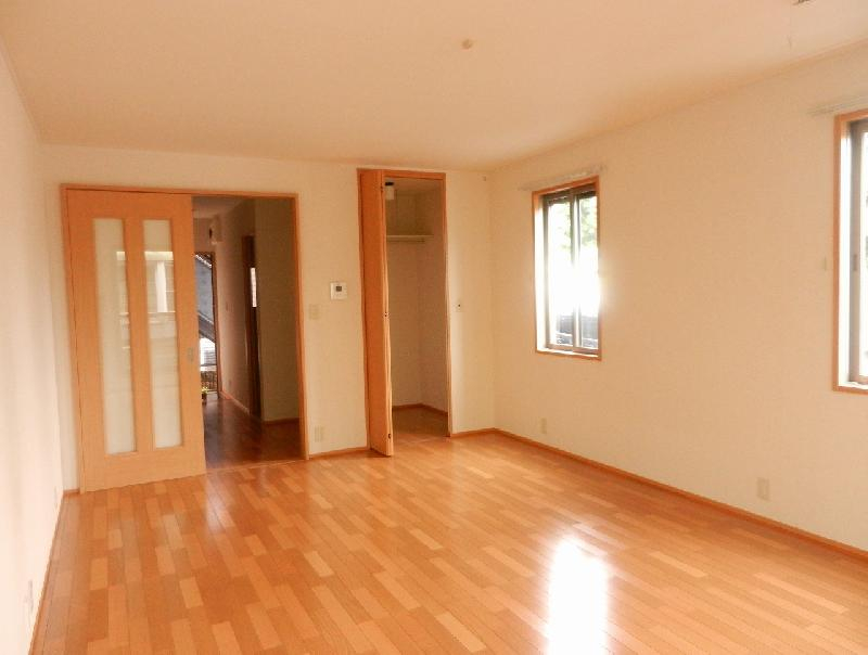 102、202は小窓なしです。写真は103号室